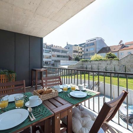 Lovelystay - Downtown Balcony Apartment With Free Parking OOporto Esterno foto
