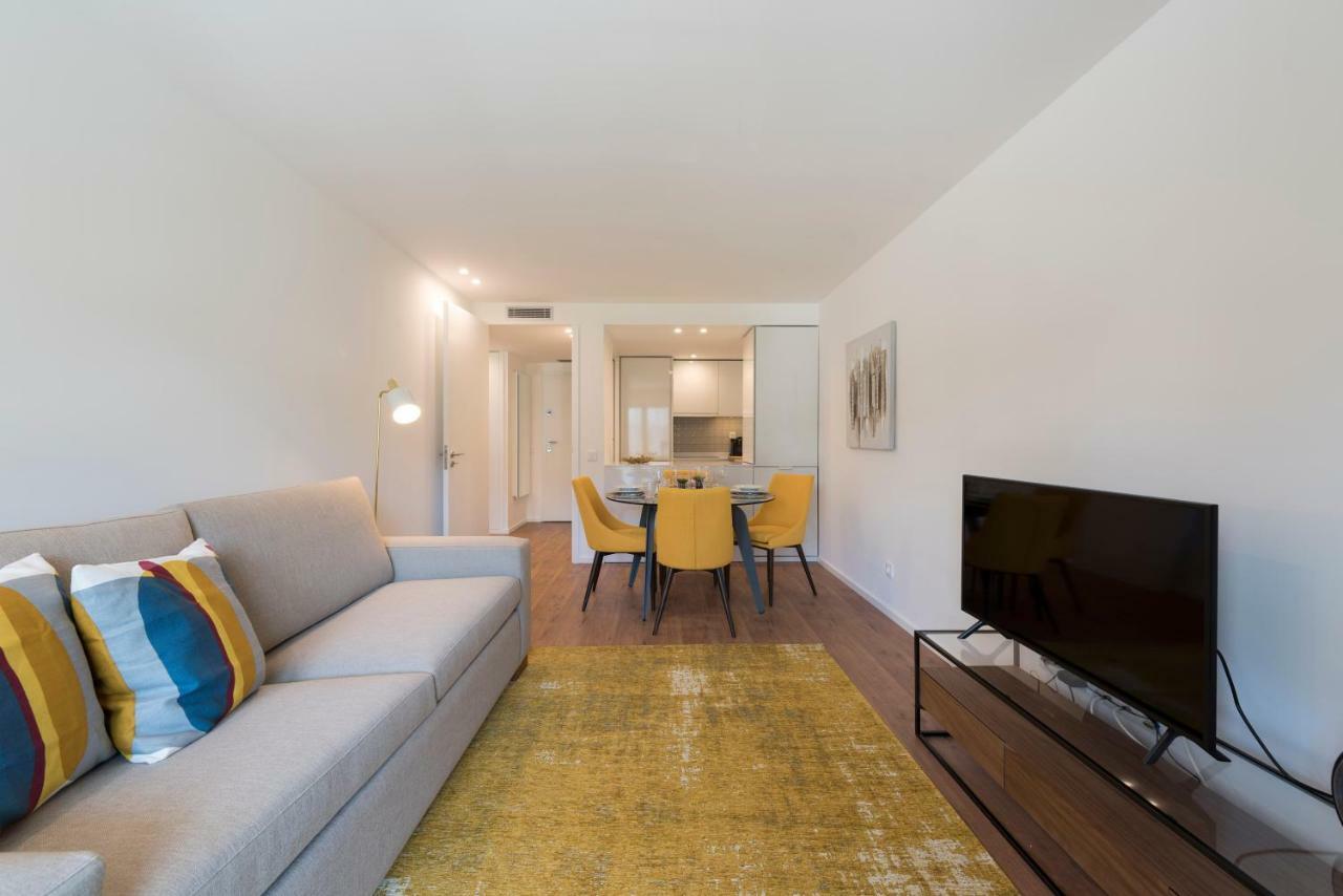 Lovelystay - Downtown Balcony Apartment With Free Parking OOporto Esterno foto