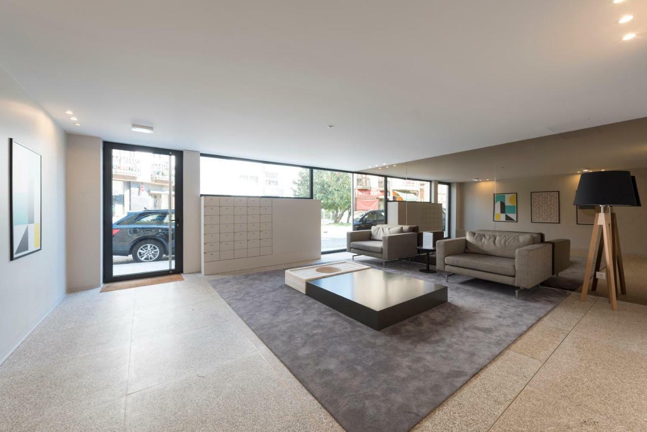 Lovelystay - Downtown Balcony Apartment With Free Parking OOporto Esterno foto