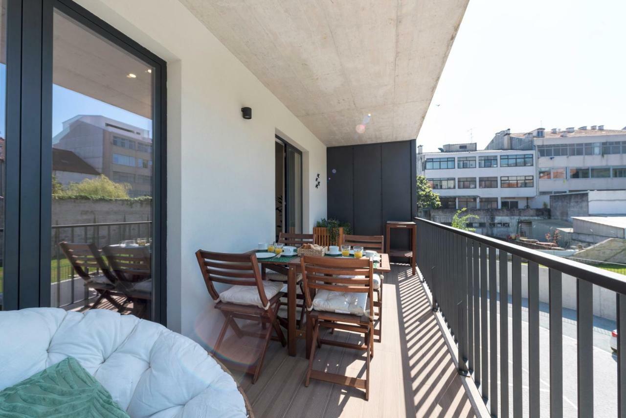 Lovelystay - Downtown Balcony Apartment With Free Parking OOporto Esterno foto