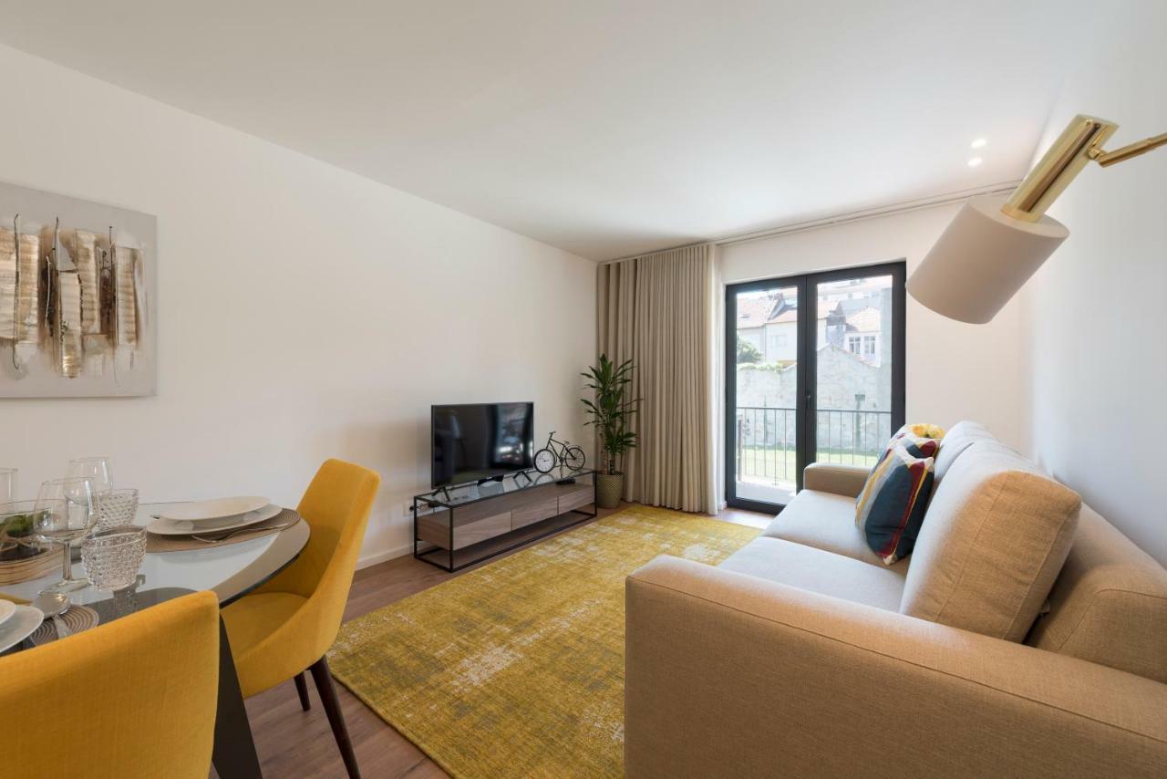 Lovelystay - Downtown Balcony Apartment With Free Parking OOporto Esterno foto