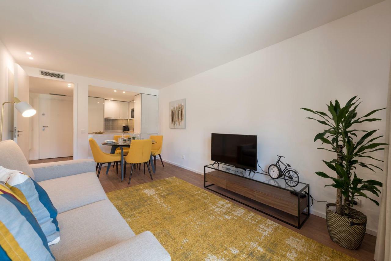 Lovelystay - Downtown Balcony Apartment With Free Parking OOporto Esterno foto
