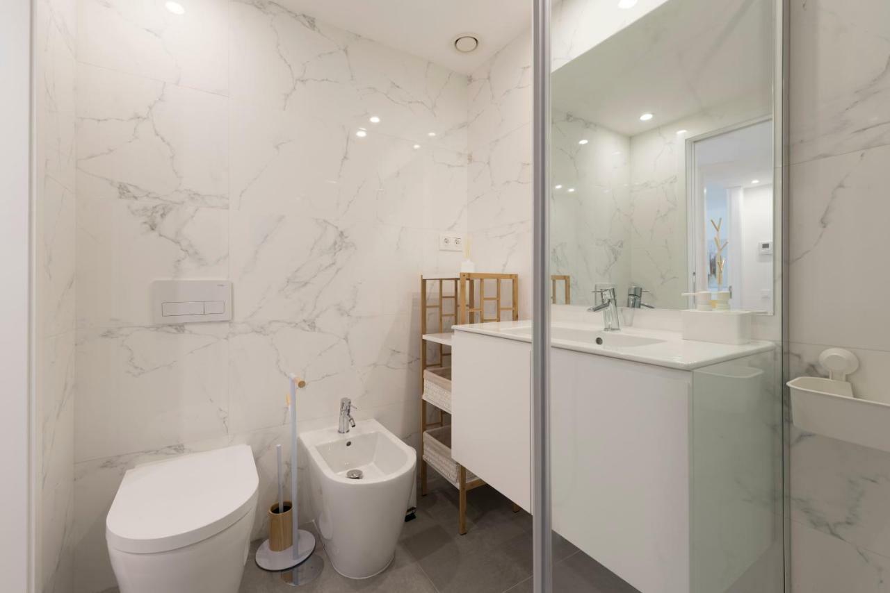 Lovelystay - Downtown Balcony Apartment With Free Parking OOporto Esterno foto