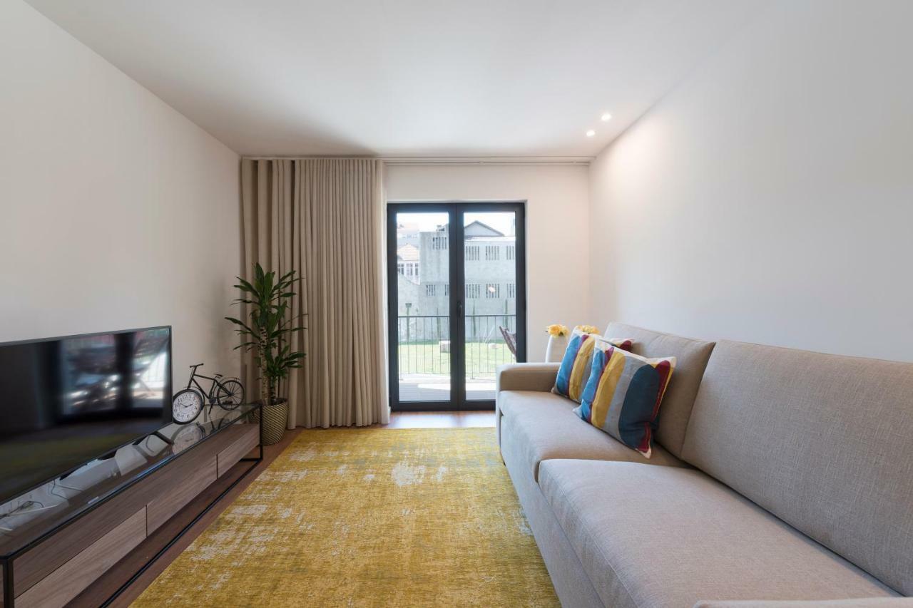 Lovelystay - Downtown Balcony Apartment With Free Parking OOporto Esterno foto
